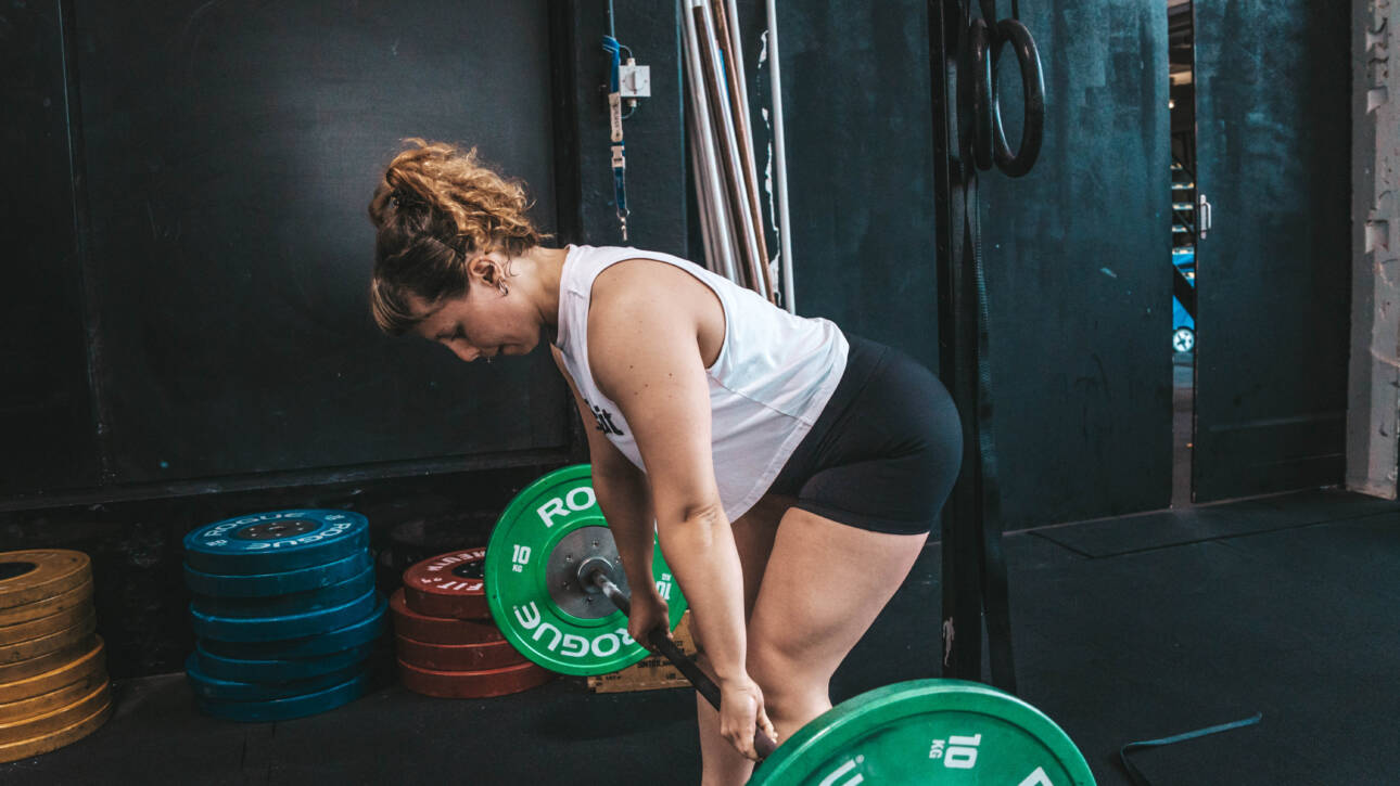 eine junge Frau beim Deadlift.