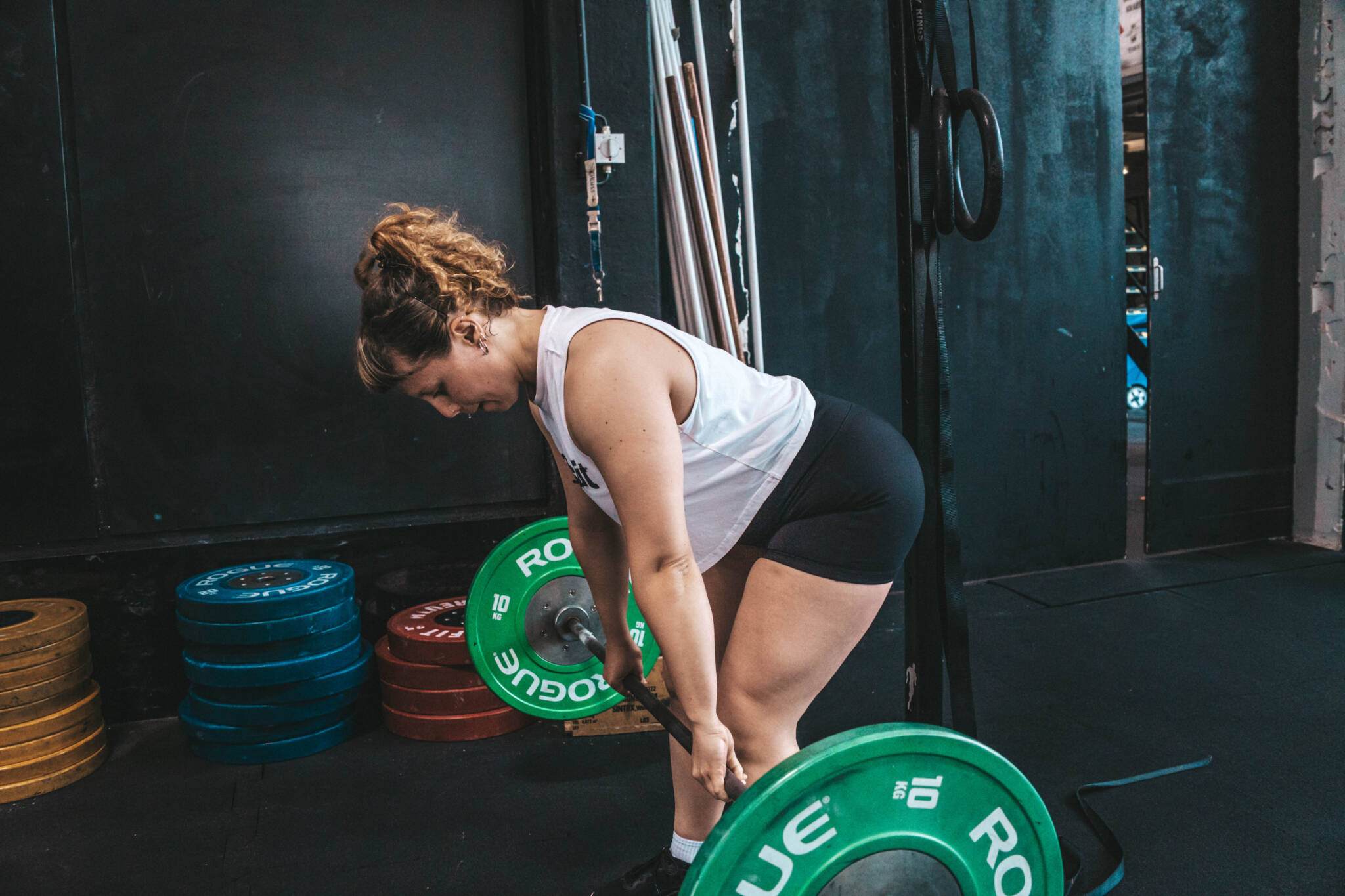 eine junge Frau beim Deadlift.